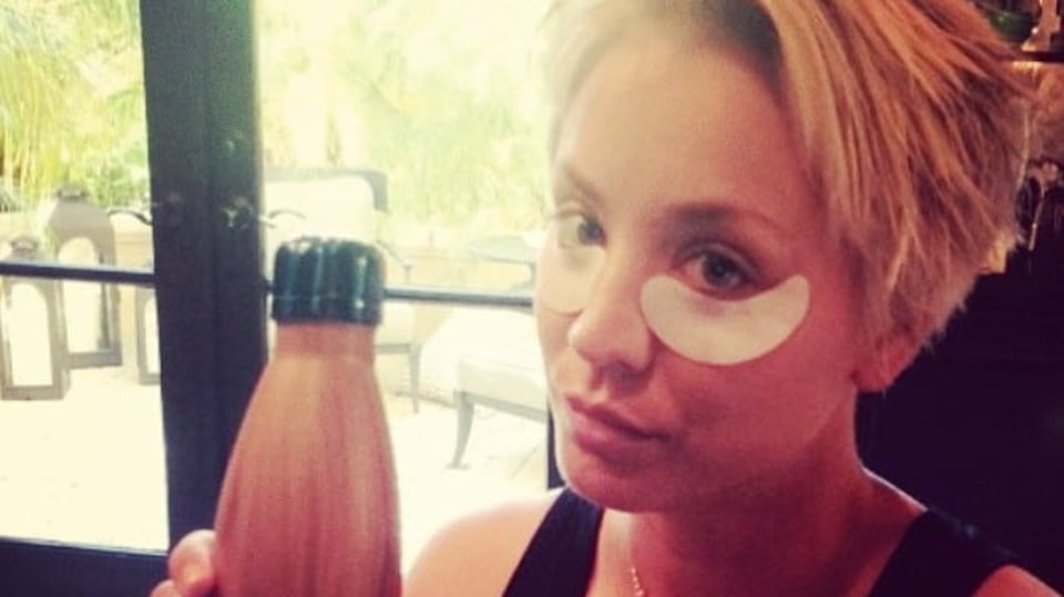 Kaley Cuoco se asi léčí po nějaké pařbě